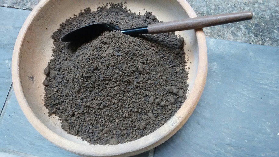 茶室炉の灰へ(薪ストーブ排出物)